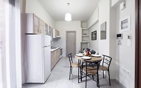 Cozy Cityscape Apartment In Athens